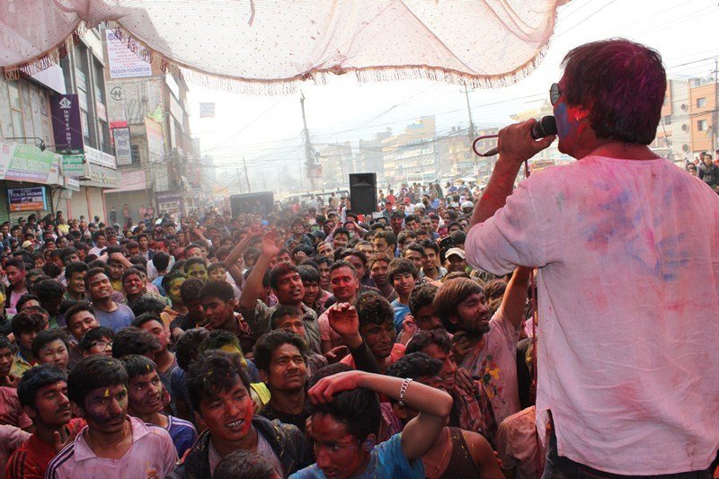   होलीमा यसरी झुम्यो भद्रगोल टोली (फोटो/भिडियो)