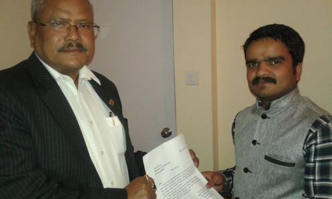   १२ वर्षदेखि जिर्ण सडक निर्माण गर्न माग गर्दै गच्छदारलाई ज्ञापनपत्र