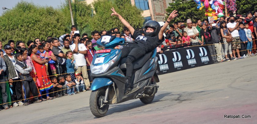   मोटरसाइकल चालकका डरलाग्दा स्टन्ट (फोटोफिचर )