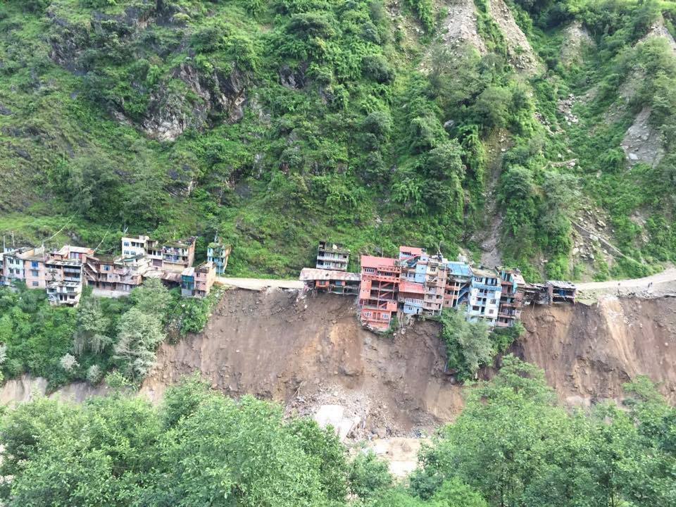 भोटेकोशीको भीषण बाढीले  २० घर बगायो, २००  घर  जोखिममा