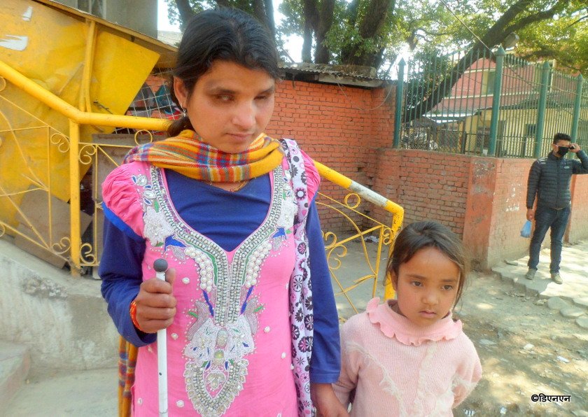   दृष्टिविहीन दम्पती : भूकम्पले घर भत्काईदिएपछिको जीवन