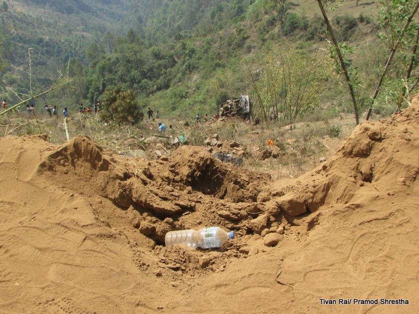   तस्बिरमा यस्तो देखियो बस दुर्घटनास्थल (फोटोफिचर)