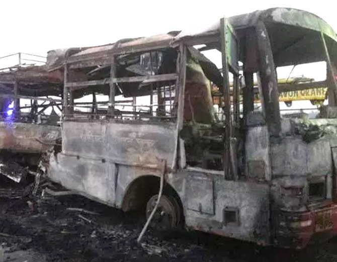   भारतमा बस र ट्रक ठोक्कियोः २२ यात्रुको जलेर मृत्यु, १५ घाइते