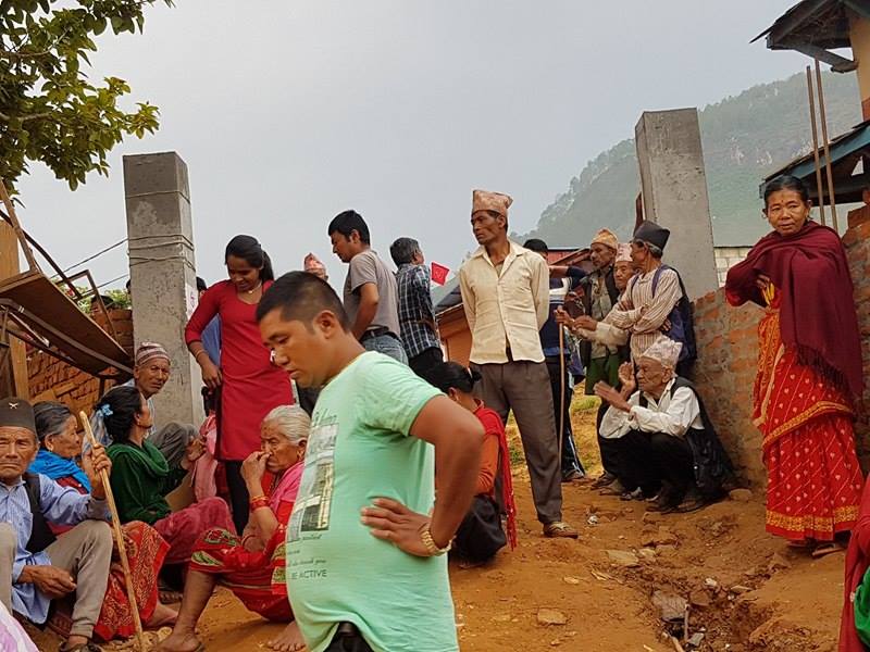   बिहान ५ बजे भोट हाल्न पुगे निलकण्ठका वृद्धवृद्धा