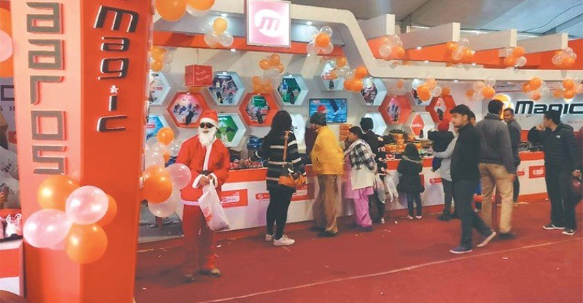   क्रेजी सेल मेलामा उपभोक्ताको भिड