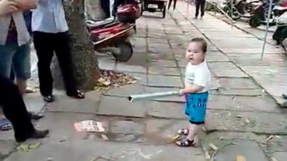 भारइल भिडियो : हजुरआमालाई बचाउन भिड्यो ‘फुच्चे हिरो’