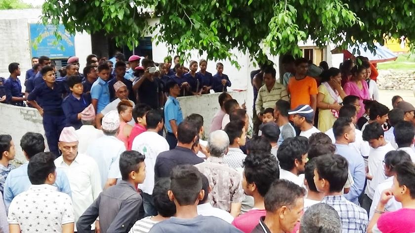   युवतीको विषयमा विवाद चर्किएपछि स्थिति तनावग्रस्त, स्थानीयले घेरे प्रहरी चौकी