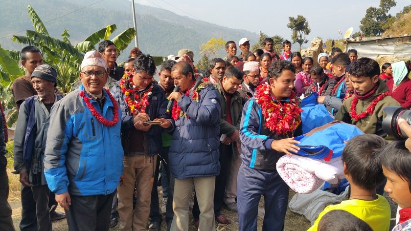   काभ्रेमा २० घर बनाएका धुर्मुस-सुन्तलीले दोलखामा ७५ घर परिवारलाई सिरक बाँडे (फोटोसहित)