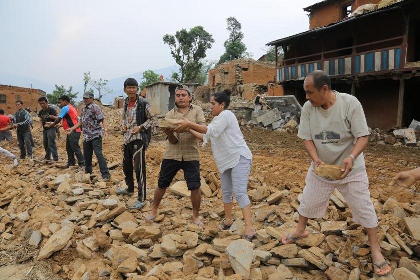   एकीकृत बस्ती निर्माणका लागि डोकोमा ढुंगा बोक्दै धुर्मुस सुन्तली