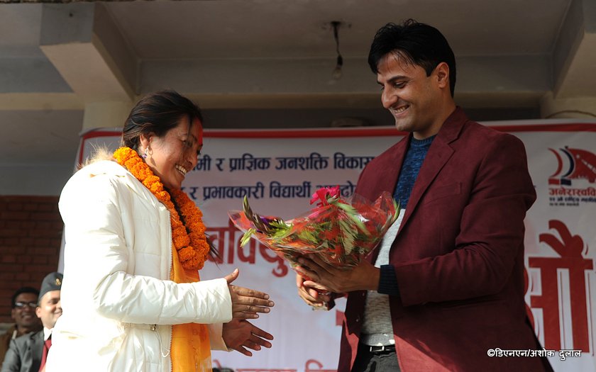   जब दिपकले नै नविनालाई माला लगाइदिए ... (फोटोसहित)