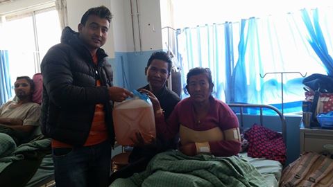   विपन्न बिरामीलाई कलाकारद्वारा इन्धन सहयोग
