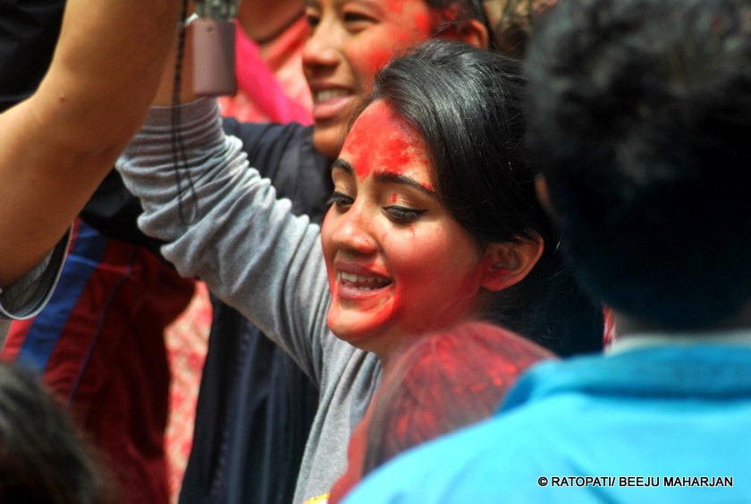   ‘घाम लाग्यो घमाइलो’ : एमालेको अग्रतासँगै विजय जुलुस र नाचगान (फोटो/भिडियो)