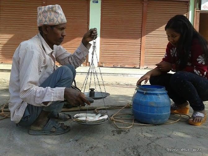   माछा बेचेर मनग्य आम्दानी, भन्छन्, ‘फोन चलाउने जानेको भए झन् धेरै कमाई हुन्थ्यो’