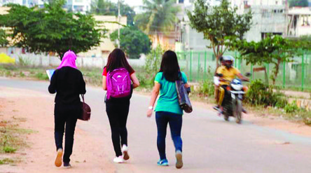 खासमा पैदलयात्रीको हिँड्ने साइड कता ?