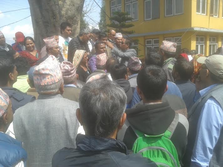   सडक कार्यालयका हाकिमलाई जनताले घेरेपछि...