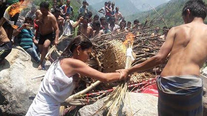   किशोरीले दिइन्, बाबुलाई दागबत्ति