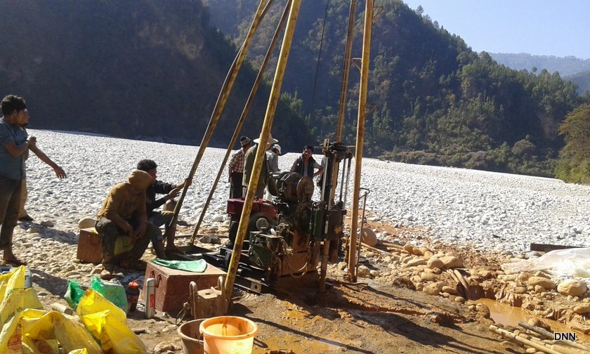   भेरी नदीको किनारमा सुन खोज्दै चिनियाँ