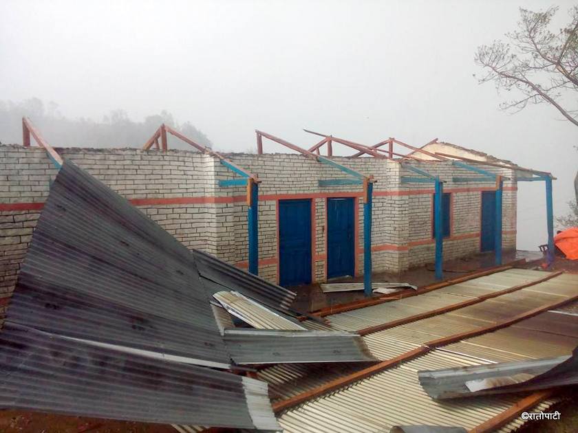   हावाहुरीले विद्यलायको छाना उडादाँ विद्यार्थीको टाउको फुट्योे, २० लाखको क्षती