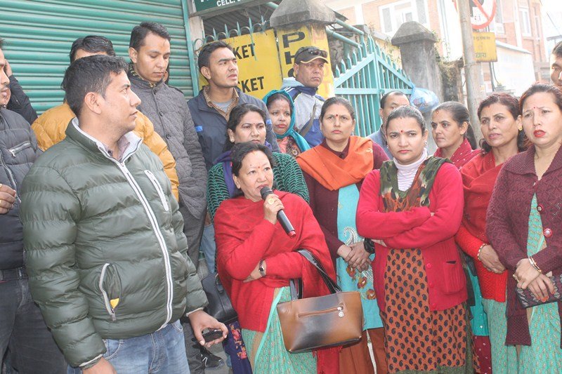   काग बोलाएर यसरी घेरियो भारतीय दूतावास (फोटो/भिडियोसहित)