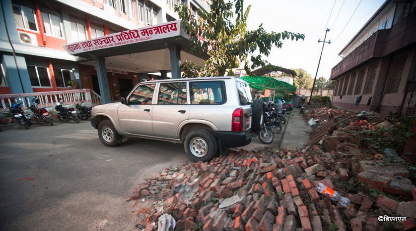   वर्षमा साढे ३ अर्बको तेल सुविधा लिन्छन् सरकारी अधिकारी
