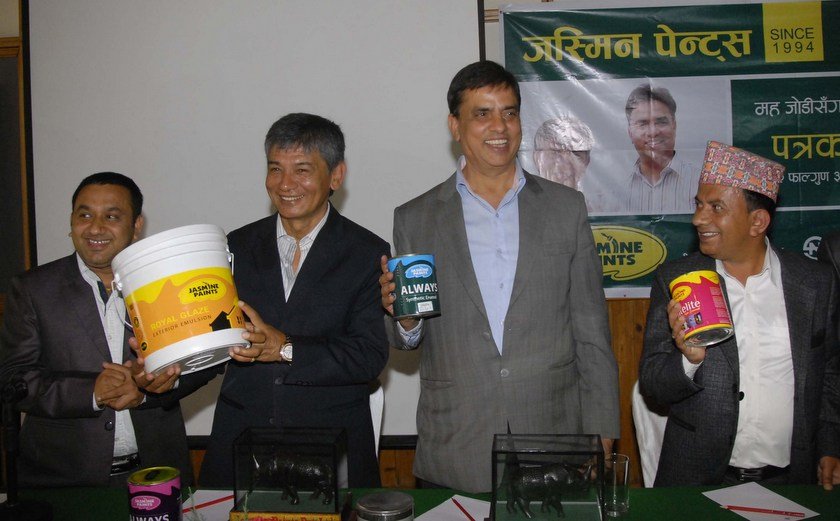   मह जोडी जस्मिन पेन्टसको ब्राण्ड एम्बासेडर