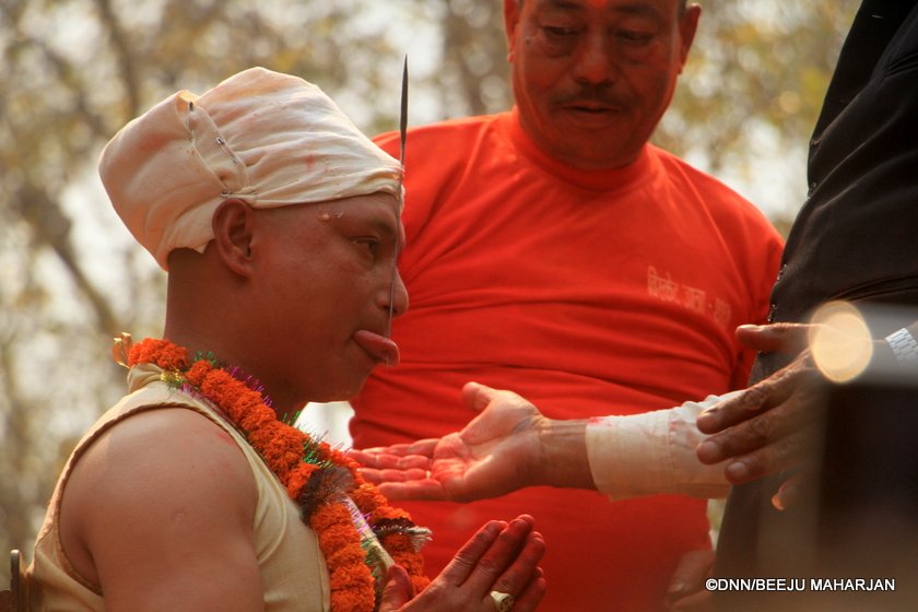   आठौं पटक जुजुभाइले जिब्रो छेडे (फोटोफिचर)