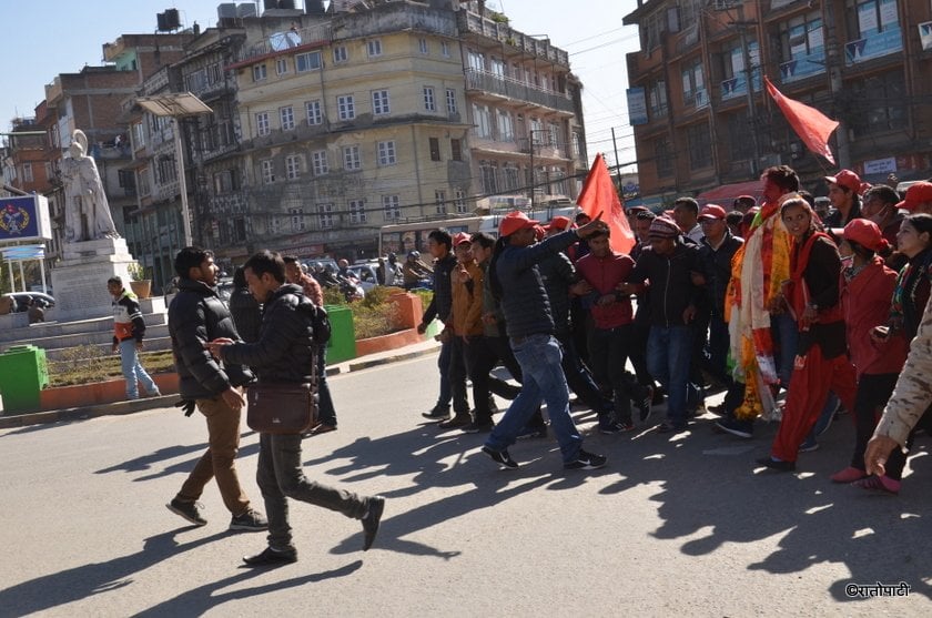 लोकमानलाई कालोमोसो दल्नेहरु छुट्दा भव्य स्वागत