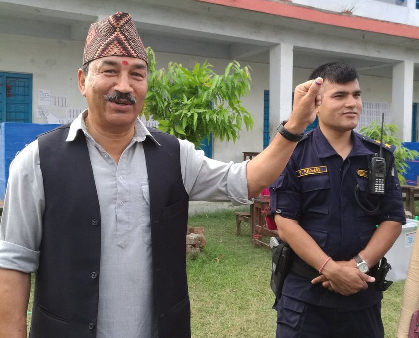   राप्रपा अध्यक्ष थापाद्वारा मतदान, भने - '२० वर्षपछि मतदान गर्न पाएकोमा हर्षित छु' (भिडियो)