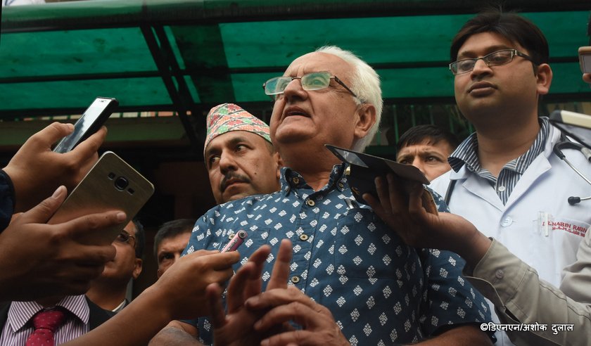   रिहाइपछि पनि प्रहरी भ्यानभित्र पुगे दिक्षित, भने, ‘बानी परेछ’ (फोटोफिचर)