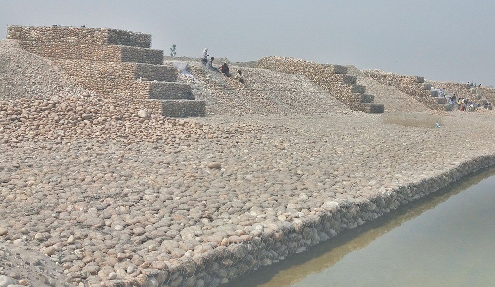   बबई र कर्णाली तटबन्धको काम रोकियो