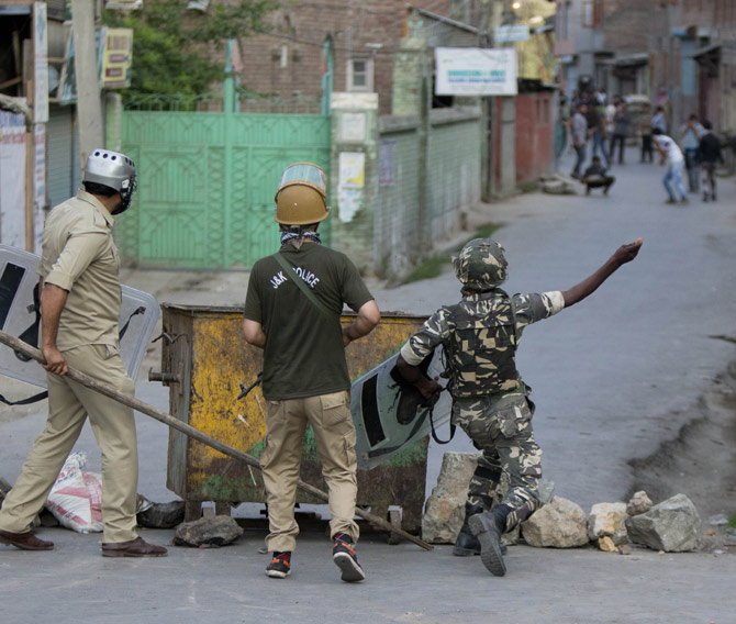 कश्मिरको हिंसा नियन्त्रणबाहिर : २६ वर्षपछि पहिलो पटक मिडियामा सेन्सरसिप