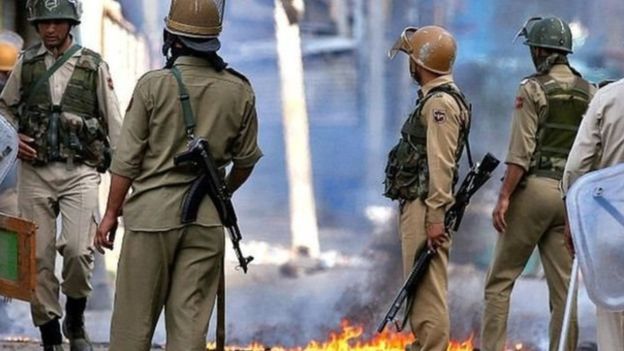   कश्मिरमा पुलिसमाथि अन्धधुन्ध गोलीबारी, ४ को मृत्यु