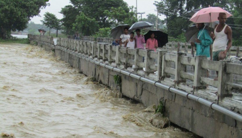  खाडो खोला पस्दा एक दर्जन गाउँ डुब्ने खतरा, तिलाठीमा बाँध फुट्यो