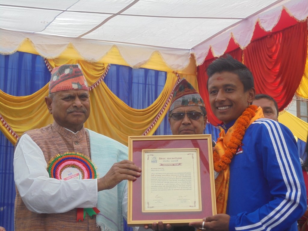  पूर्व राष्ट्रपतिद्वारा स्वर्ण विजेता फुटबल खेलाडीलाई सम्मान