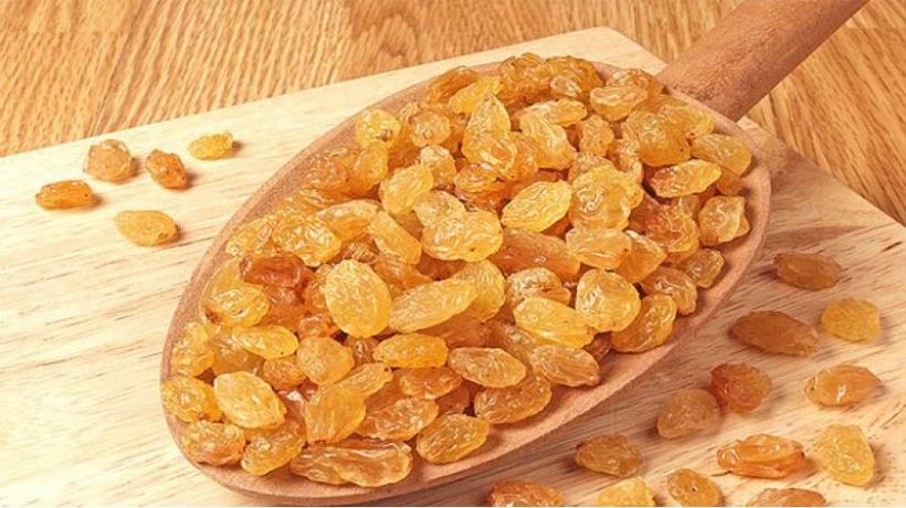 दैनिक बिहान खाली पेटमा किसमिसको पानी पिउँदा हुन्छन् यी १२ फाइदा