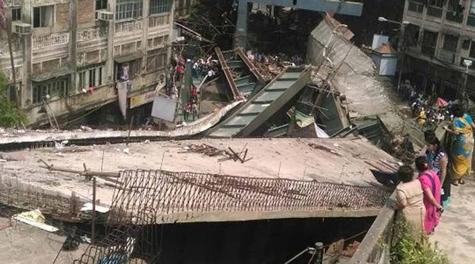   फ्लाइओभर पुल खस्दा १० जनाको मृत्यु