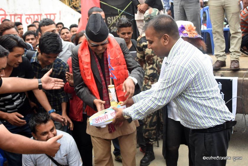   बागबजारमा ‘प्रम ओली’ले यसरी उद्घाटन गरे ‘ओली एक्सप्रेस’ (फोटोफिचर)