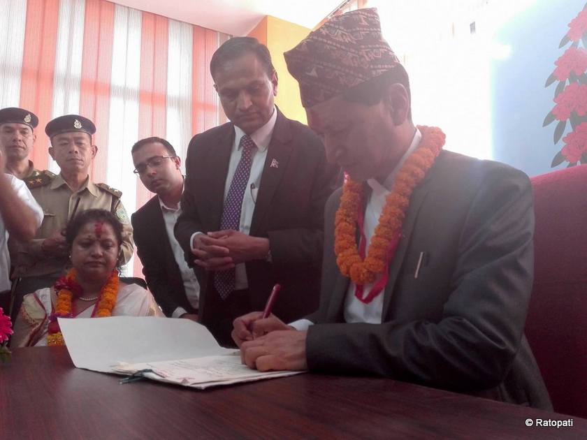   विरुवा रोपेर पदभार ग्रहण गर्न पुगे काठमाडौं महानगरका मेयर