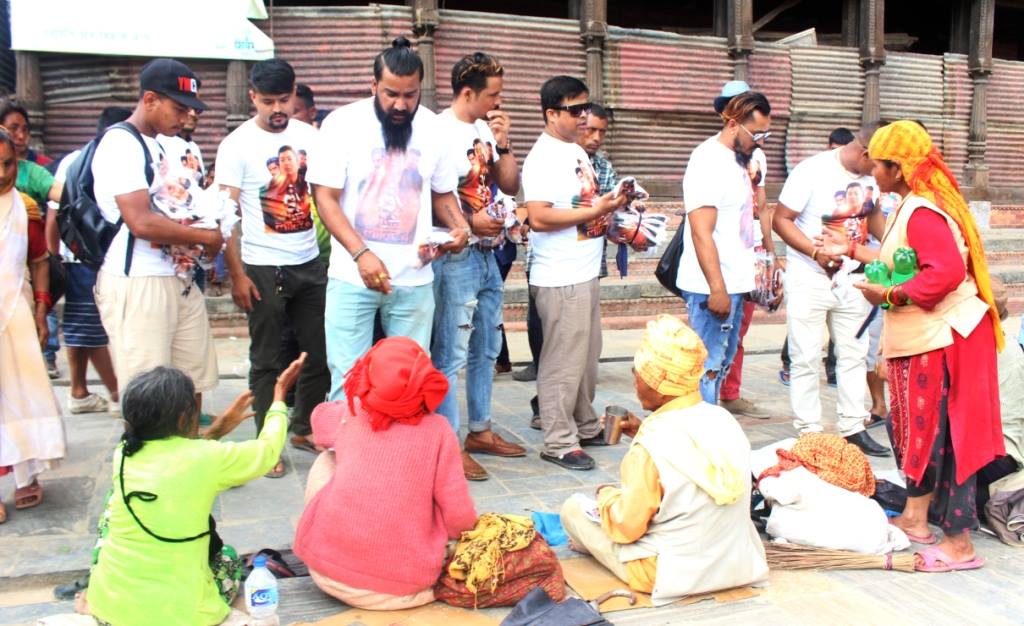   बृद्धबृद्धालाई चलचित्र लालटिन टिमको सहयोग