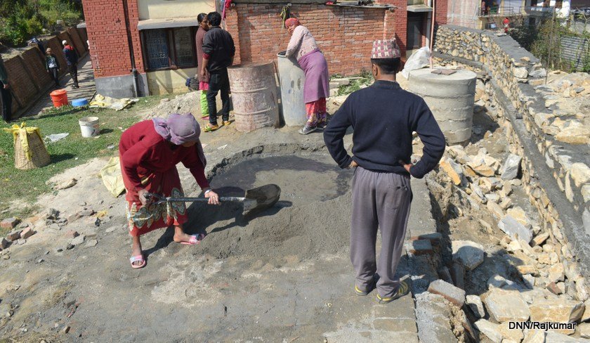   गरिब भूकम्पपीडितको संघर्ष : पहिला अरुको घर अनि आफ्नो घर