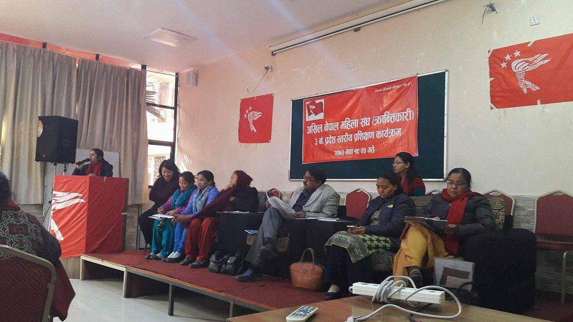  आन्दोलनकारी र प्रहरीबीच झडप, महिलामाथि प्रहरीको हातपात