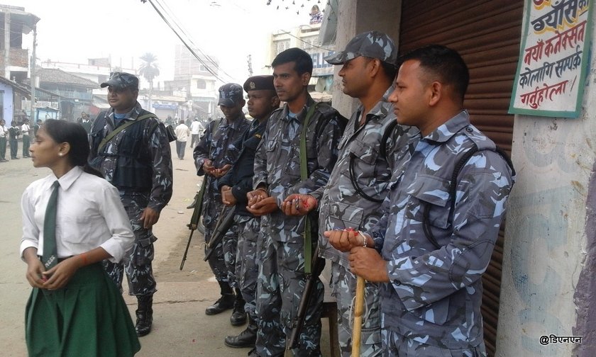   बाल हत्या बन्द गर्न भन्दै प्रहरीलाई फुल दिएर खुट्टा ढोगे विद्यार्थीहरुले (फोटोफिचर)