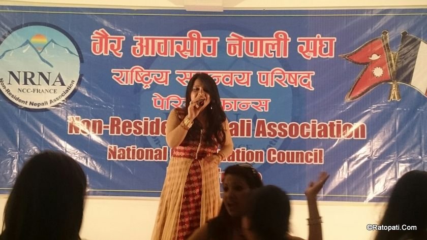   पेरिसमा लच्कियो माण्डबीको कम्मर