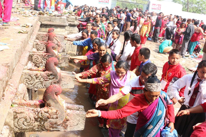   मातातीर्थमा आमाको मुख हेर्ने दर्शनार्थीको भीड