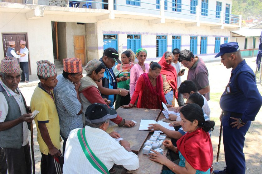   भक्तपुरका मतदान केन्द्रमा ११ सय कर्मचारी र दुई हजार सुरक्षाकर्मी, आज मतदाता परिचयपत्र वितरण