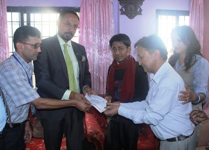   मेगा बैंकका कर्मचारीबाट मिर्गौला पीडित सहकर्मीलाई पाँच लाख सहयोग