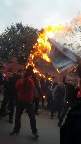   मोदीको पुत्ला जलाउँदा प्रहरी हस्तक्षेप, भारतीय राजदुतलाई नेपाल छाड्न चेतावनी