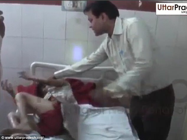 नेपालको सीमामा भेटिइन् बाँदरसँग बस्ने ‘मोगली गर्ल’, मानिसलाई देखेर चिच्याउँछिन्, हातखुट्टा टेकेर हिँड्छिन्