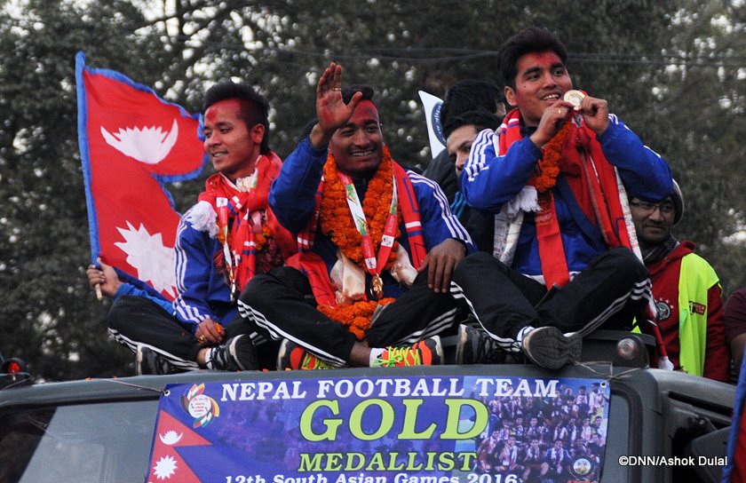   फुटबलका हिरोहरुको स्वागतमा अनुराधा कोइरालादेखि दिपकराज गिरीसम्म (फोटोफिचर)