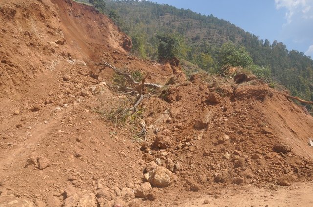 तनहुँको  गुणादीमा पहिरोले पुरिएर दुई मजदुरको मृत्यु